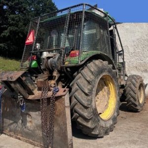 foto las JohnDeere 5820M wciągarka ladowarka 4x4 ciagnik