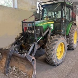 foto las JohnDeere 5820M wciągarka ladowarka 4x4 ciagnik