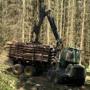 foto 16.5t forwarder 8W laduje 11t JohnDeere 1010E