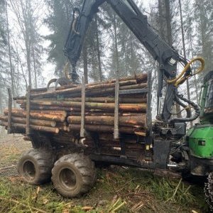 foto 16.5t forwarder 8W laduje 11t JohnDeere 1010E